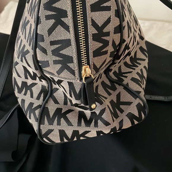 Michael Kors Purse - Picture 4 of 16